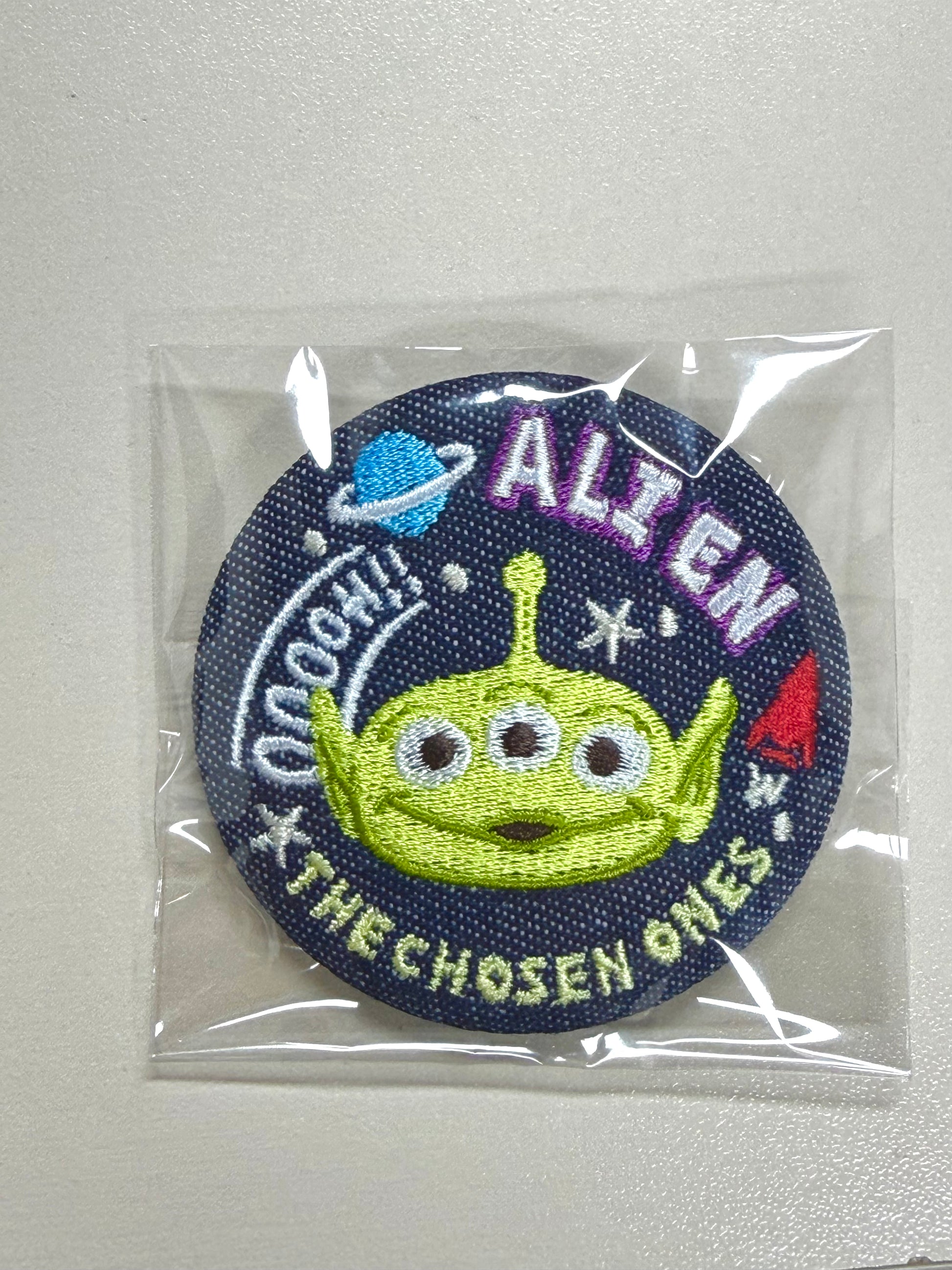 Disney 迪士尼反斗奇兵5 牛仔刺繡徽章盲盒 (一盒十二款，款式隨機）Toy Story 5 Denim Embroidered Pin Badge Blind Box - TOYZHOLIC